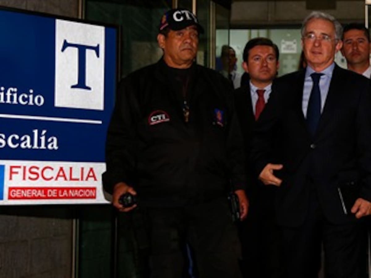Uribe entregó supuestas pruebas de dineros de la mafia en campaña Santos 1