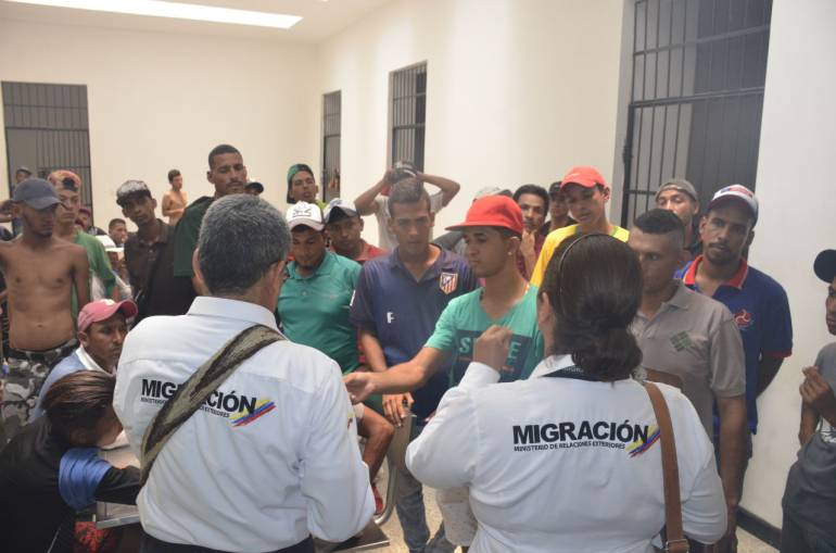 Funcionarios de Migración Colombia con los venezolanos que retornarom a su país. /FOTO ALCALDÍA