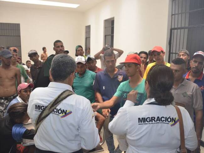 Funcionarios de Migración Colombia con los venezolanos que retornarom a su país. /FOTO ALCALDÍA
