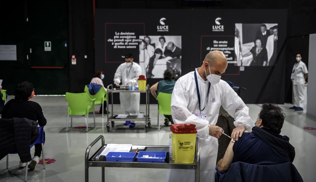 La Organización Mundial de la Salud advirtió que la lentitud en las vacunaciones puede resultar en mutaciones peligrosas del COVID-19.