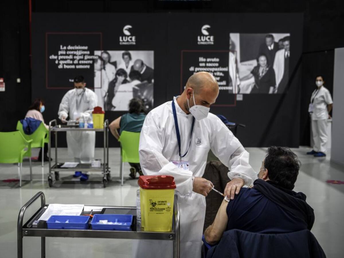 Demoras en vacunaciones dan tiempo al virus para que mute: OMS