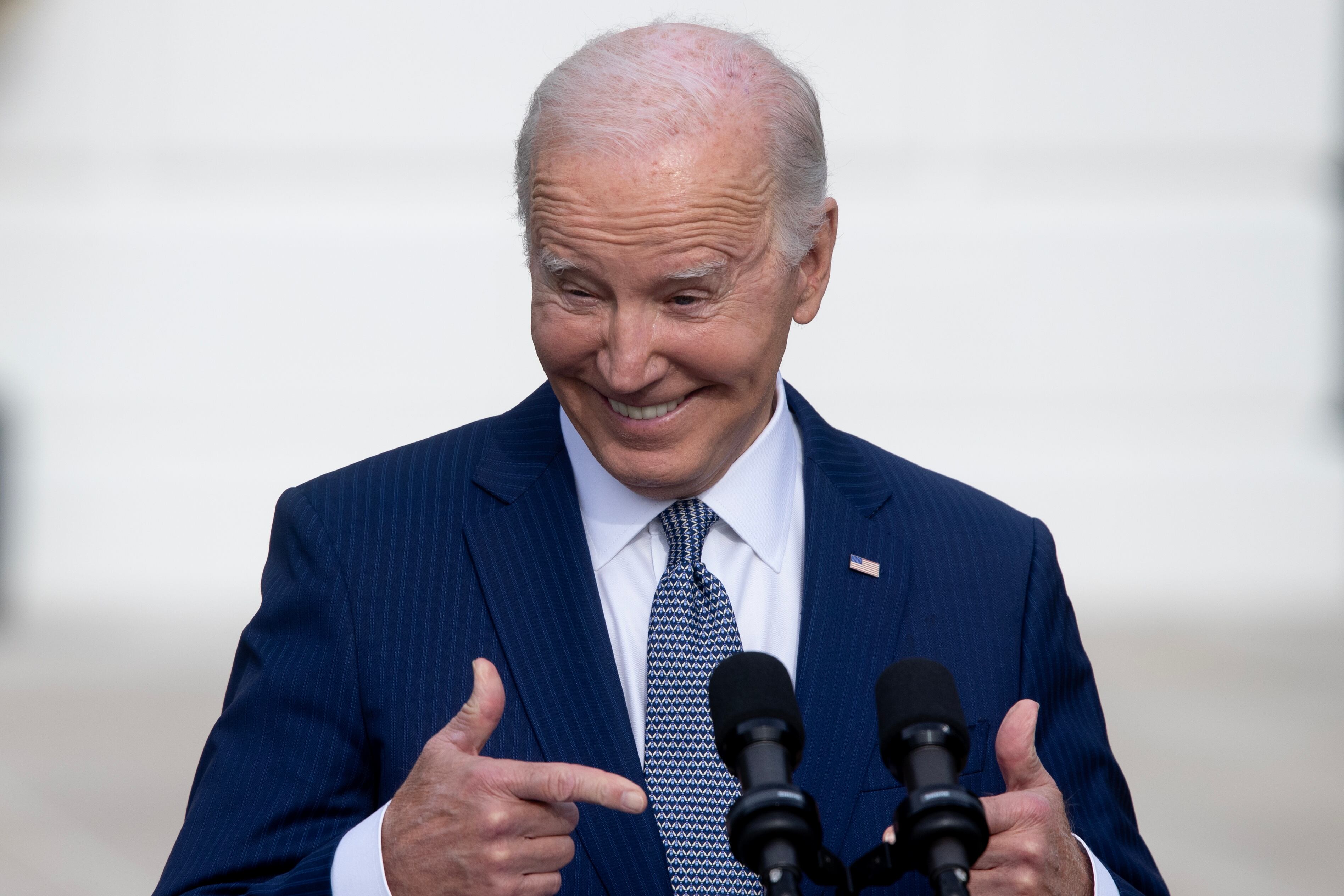 Washington (United States), 20/11/2023.- US President Joe Biden delivers remarks before pardoning the National Thanksgiving Turkey 'Liberty' and alternate 'Bell' during the 76th anniversary of the National Thanksgiving Turkey presentation on the South Lawn of the White House in Washington, DC, USA, 20 November 2023. President Biden spent part of his eighty-first birthday on 20 November pardoning the turkeys Liberty and Bell. The pardoning ceremony is an annual tradition held ahead of the Thanksgiving holiday. (Turquía) EFE/EPA/MICHAEL REYNOLDS
