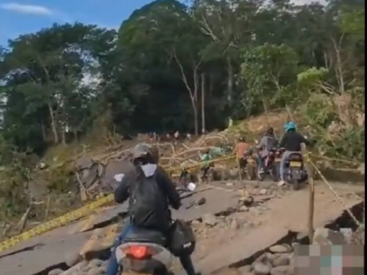 VIDEO: Motociclistas arriesgan su vida pasando por derrumbe en la vía a Barrancabermeja
