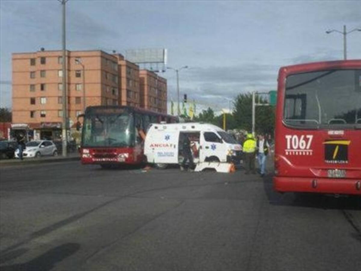 Choque de Transmilenios y ambulancia causa herido y trancones