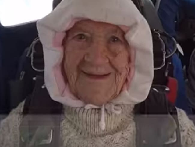 ¡Impresionante! Mujer de 102 años rompe record al saltar en paracaídas
