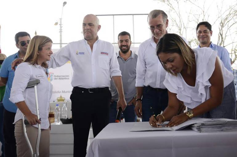 La alcaldesa de Ponedera cuando hacía la firma del convenio frente a la ministra de Vivienda, el Vicepresidente y el Gobernador entre otros. 