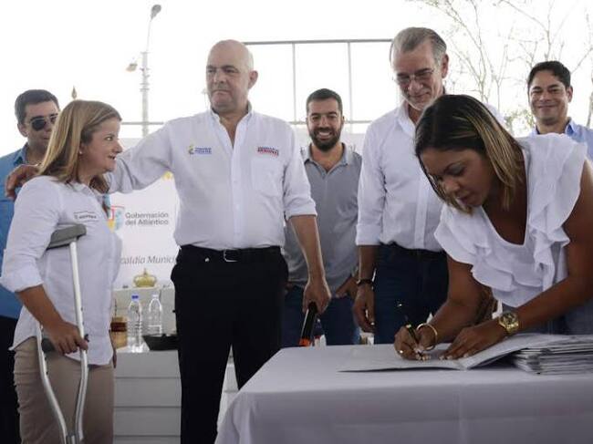 La alcaldesa de Ponedera cuando hacía la firma del convenio frente a la ministra de Vivienda, el Vicepresidente y el Gobernador entre otros.