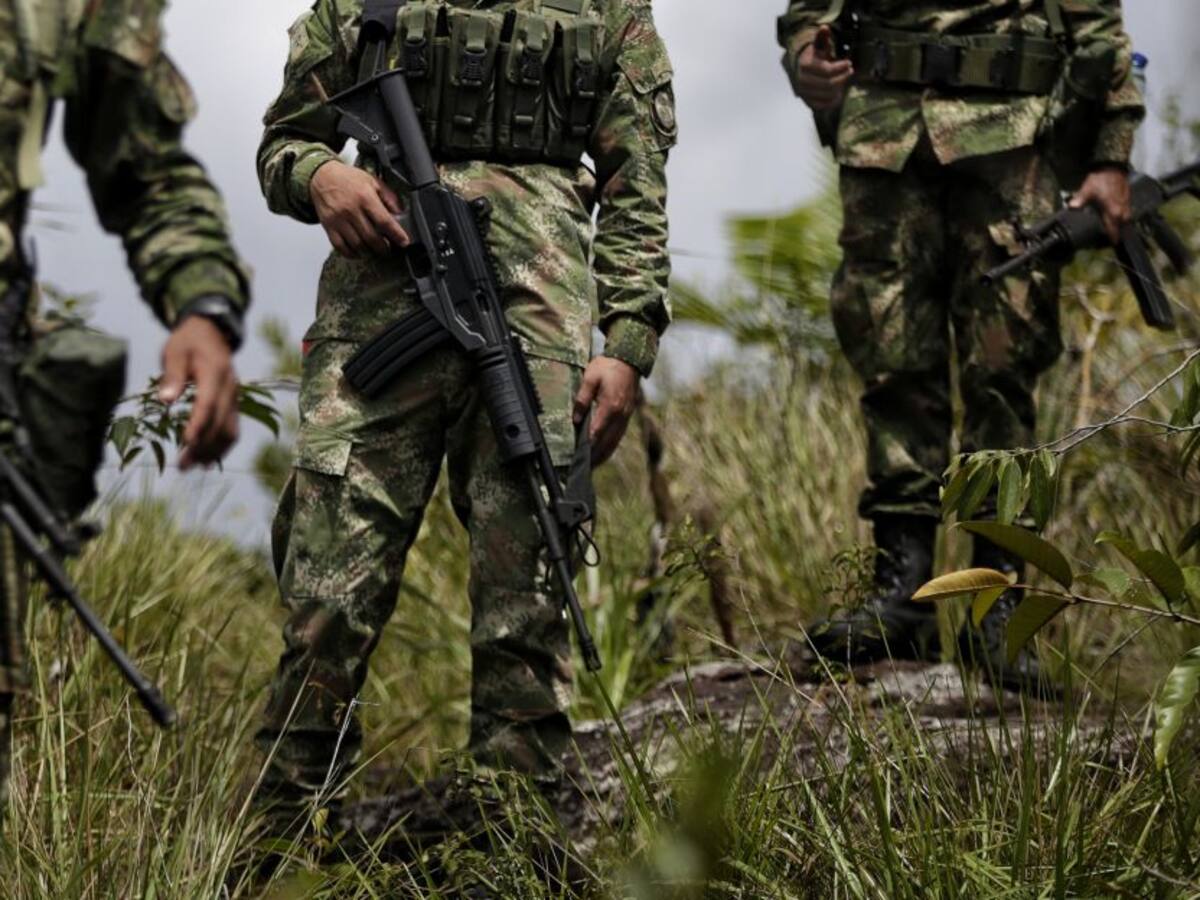 Miembros del Ejército enfrentarían destitución por cuestionar a contratista