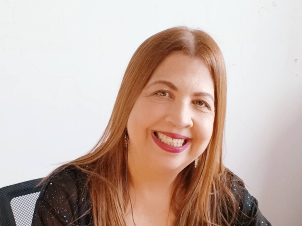 Escritora Nacha Newball, con cinco nominaciones en Premio Verso Dorado 2025