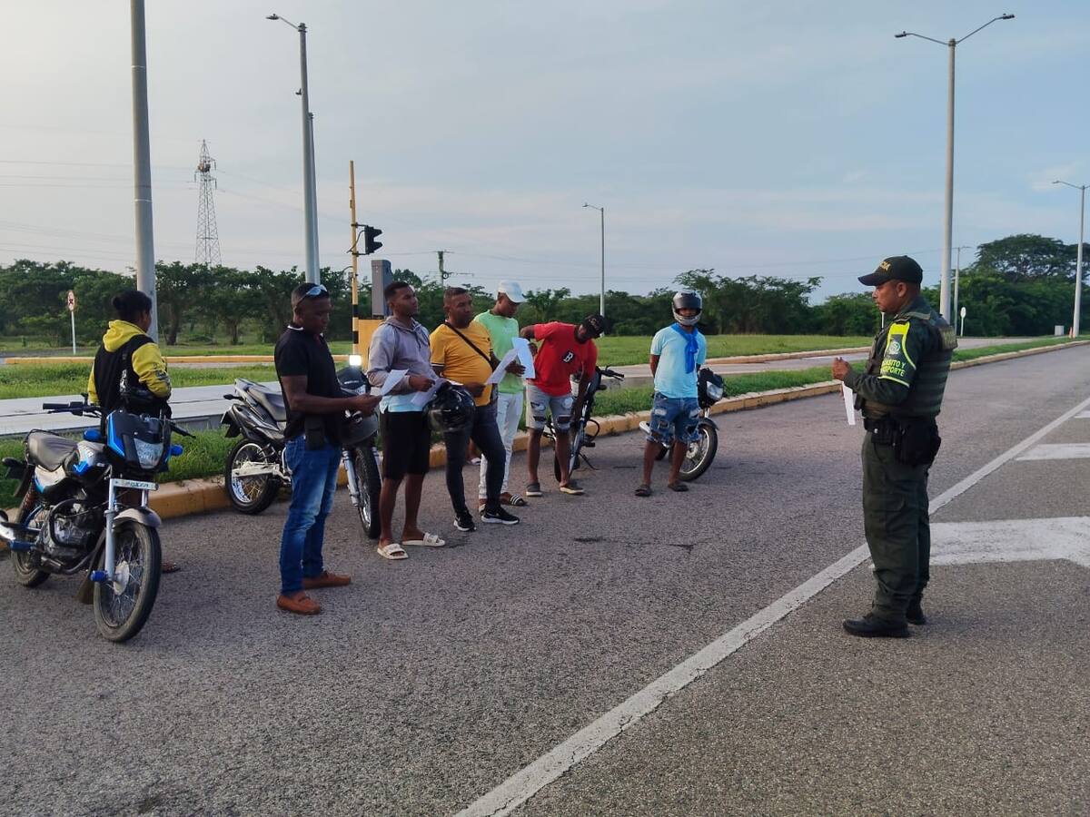 Policía de Bolívar intensifica campaña para el uso del casco entre motociclistas en Calamar