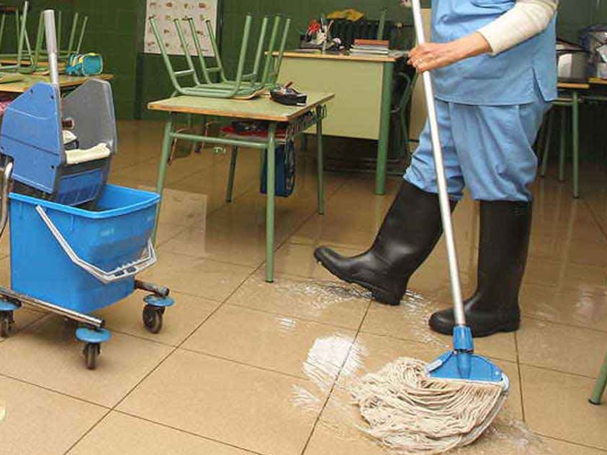 ¿Cuál es la queja de operarias de aseo de colegios en Armenia y la respuesta de alcaldía?