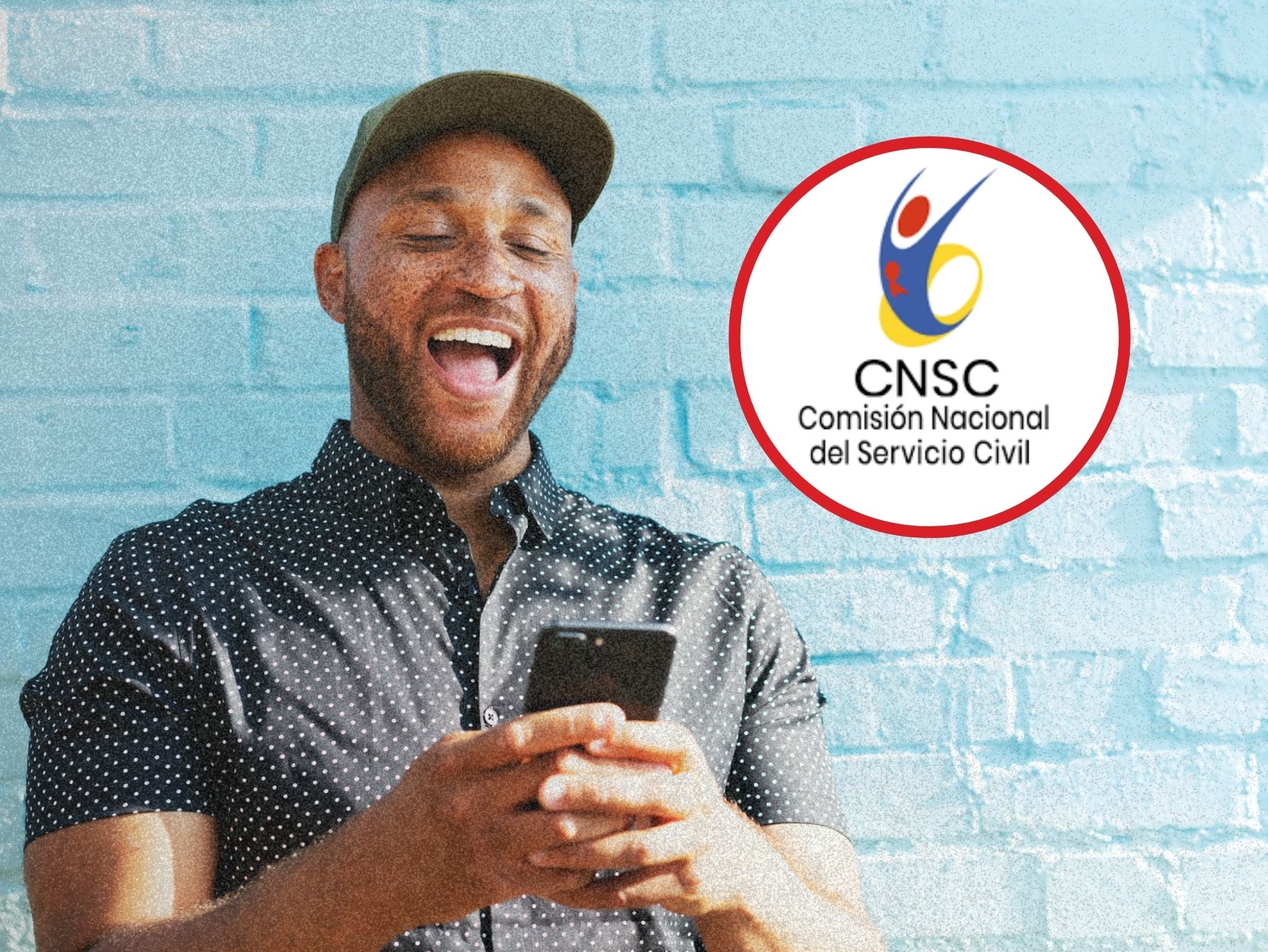De fondo: Persona alegre mirando a su celular (Cortesía: Getty Images) / A la derecha está ubicado el logo de la Comisión Nacional del Servicio Civil.
