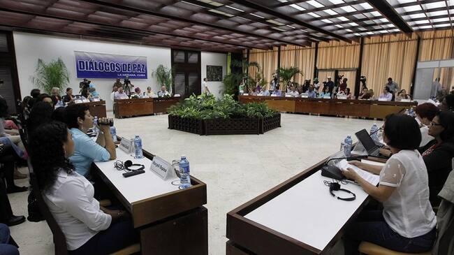 Mesa de negociación en La Habana. Foto: Agencia EFE