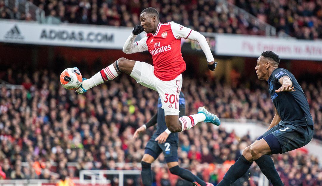 Eddie Nketiah (izq.) junto a Yerry Mina (der.) durante el desarrollo del partido.