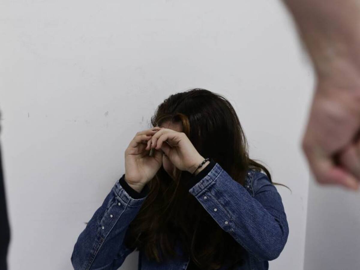 Hombre desfiguró la cara de su esposa con alicates y tijeras