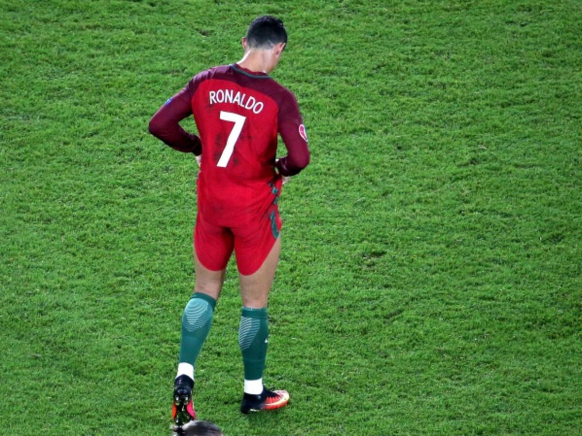 Cristiano Ronaldo estalla contra un periodista y lanza su micrófono al agua