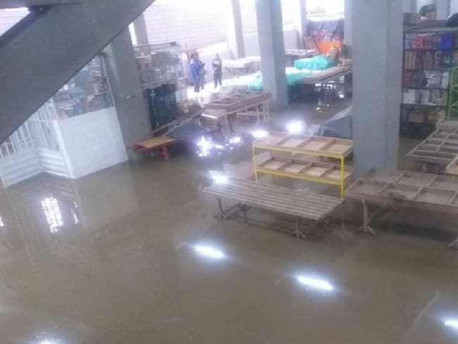 Inundada amaneció la plaza de mercado en la Cruz