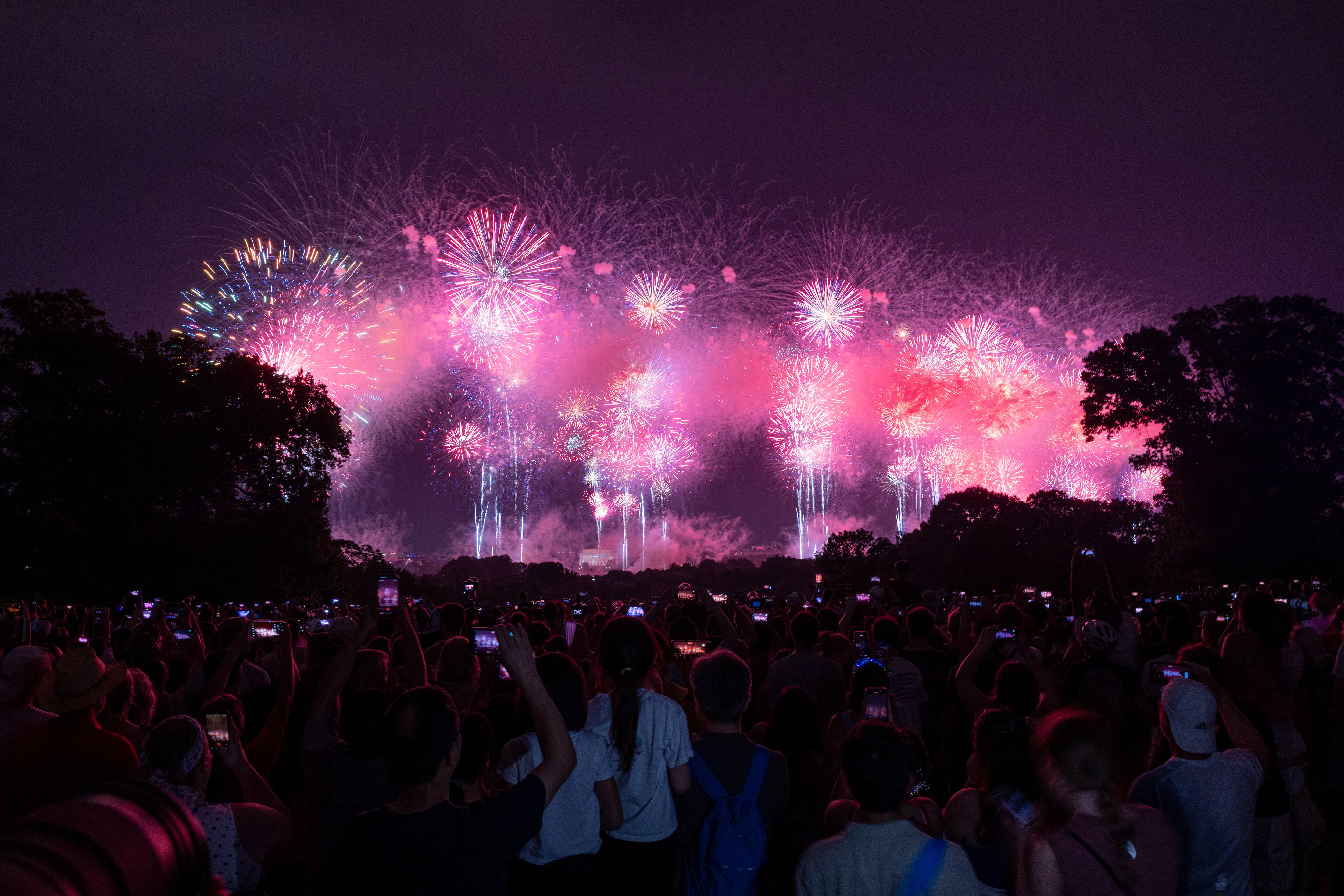Lanzamiento de fuegos artificiales sobre el National Mall durante la celebración del Día de la Independencia «Freedom 250: Salute to America» en Washington D. C., en la madrugada del 5 de julio de 2026, después de que el espectáculo se retrasara debido a una tormenta.
(Foto:  Mehmet Eser/Anadolu via Getty Images)