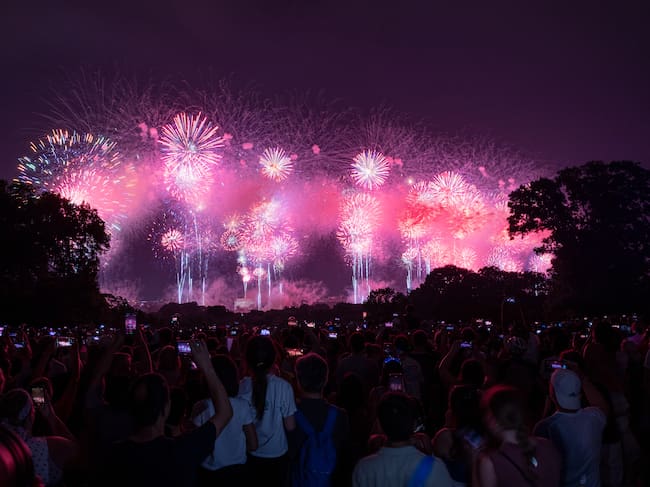 Lanzamiento de fuegos artificiales sobre el National Mall durante la celebración del Día de la Independencia «Freedom 250: Salute to America» en Washington D. C., en la madrugada del 5 de julio de 2026, después de que el espectáculo se retrasara debido a una tormenta.
(Foto: Mehmet Eser/Anadolu via Getty Images)