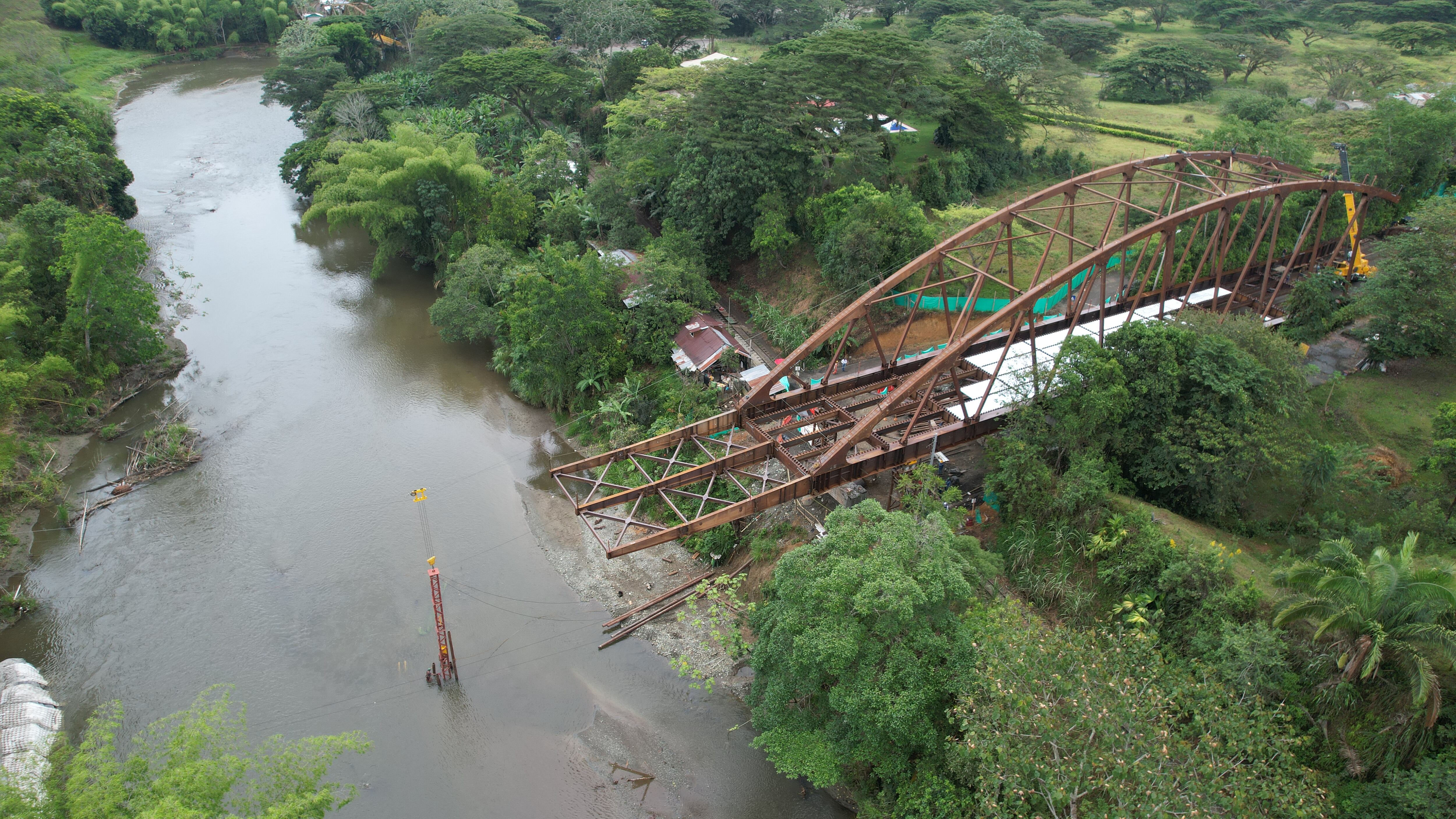 Avanza construcción e instalación del nuevo puente El Alambrado. Foto: Cortesía Autopistas del café