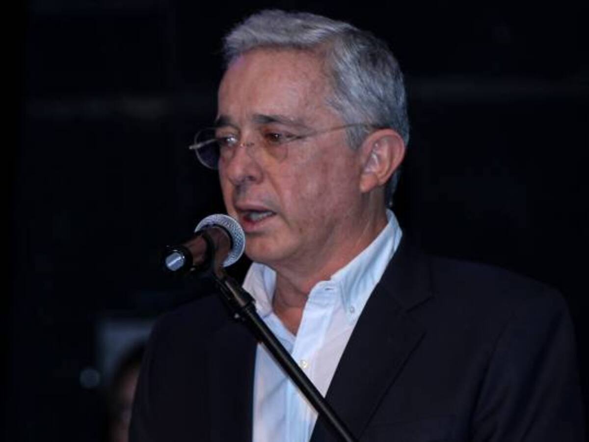 Uribe exhorta a militares de Venezuela a sacar a Nicolás Maduro