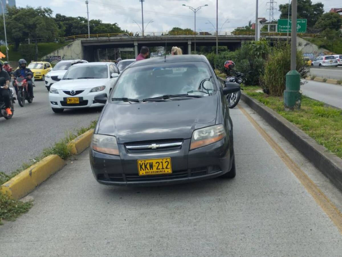 Un carro invadió ruta exclusiva de metrolínea, y se estrelló