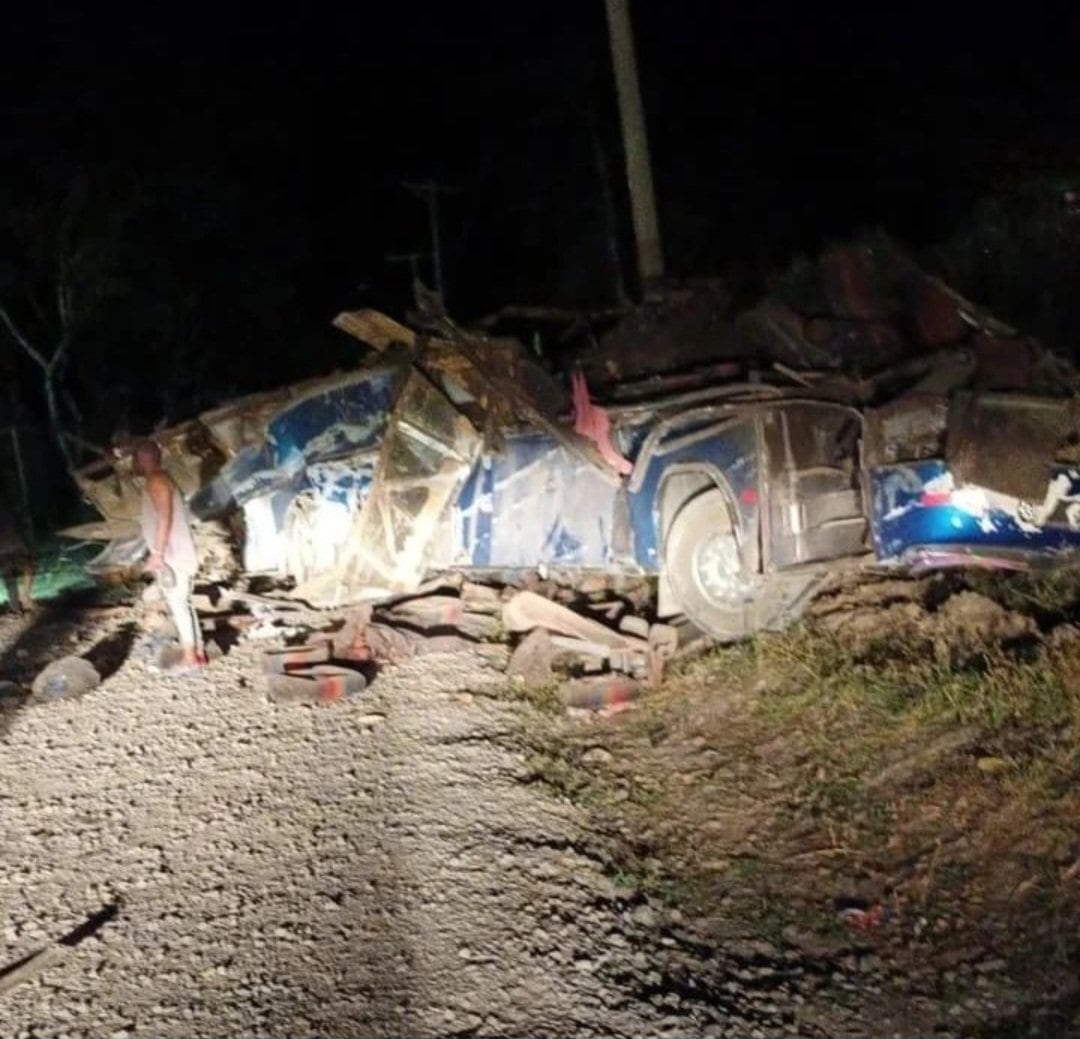 El bus en el que se movilizaban 66 personas en Panamá luego de caer al precipicio. 
(Foto: Cortesía)