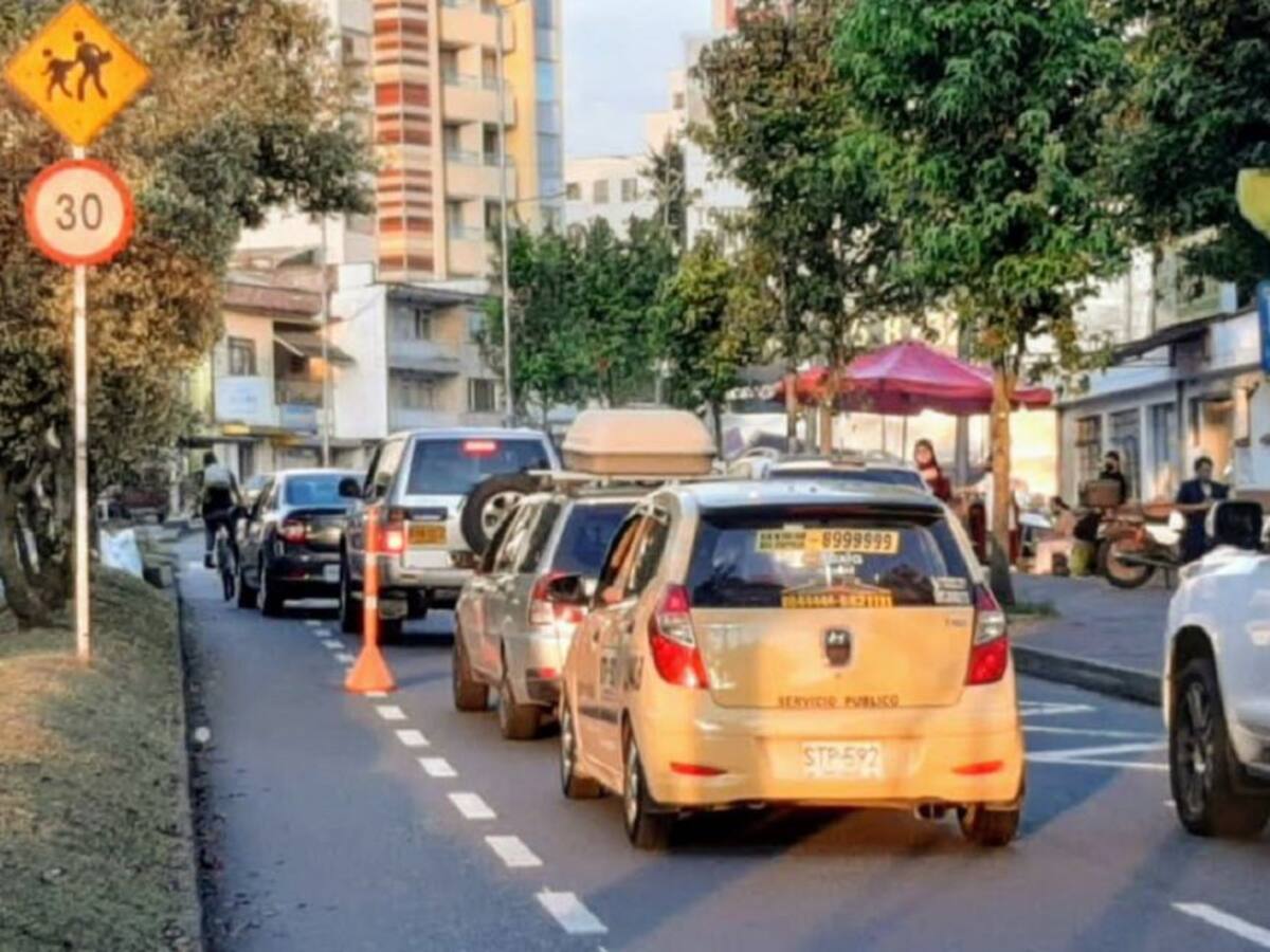El parqueo en zonas prohibidas genera caos en el tránsito de Manizales