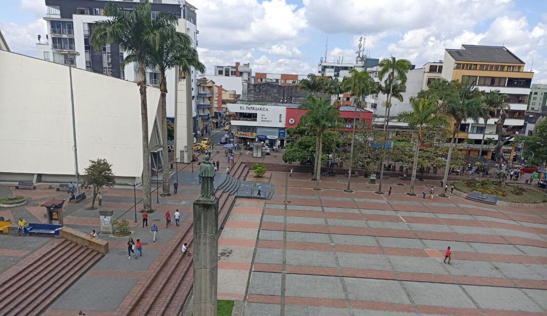 Plaza de Bolívar de Armenia en días de tiempo seco.