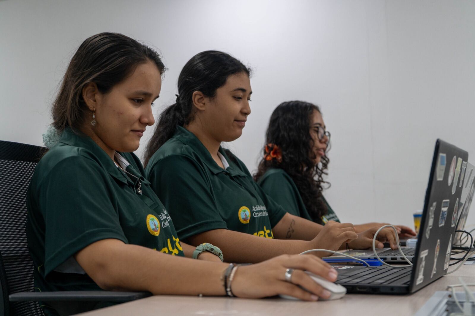 Estudiantes universitarios presentan soluciones innovadoras en la Hackatón de Movilidad 2025