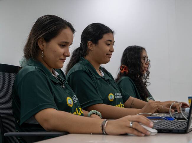 Estudiantes universitarios presentan soluciones innovadoras en la Hackatón de Movilidad 2025