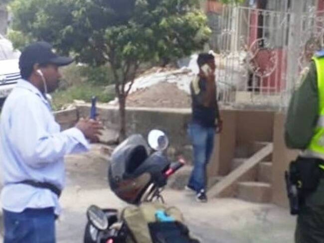 Policía de Cartagena captura personas haciendo conexiones ilegales de agua