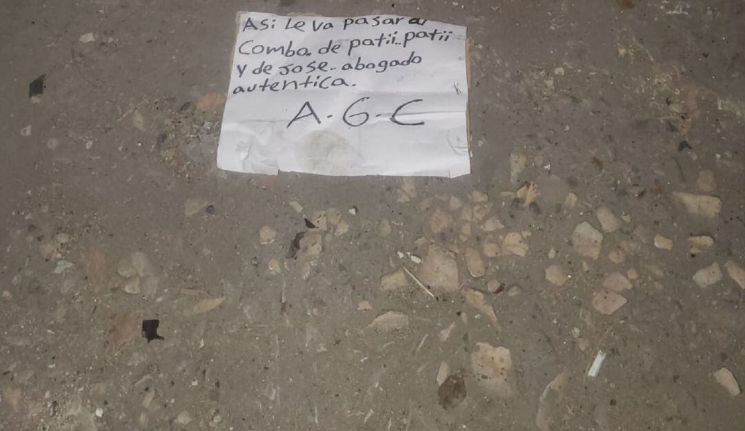 Los hechos ocurrieron en el barrio El Zapatero. Los homicidas dejaron un cartel intimidante al lado del cuerpo de la víctima