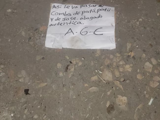Los hechos ocurrieron en el barrio El Zapatero. Los homicidas dejaron un cartel intimidante al lado del cuerpo de la víctima