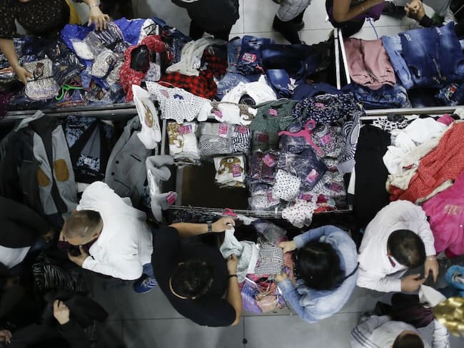 Incautan 900 millones de pesos en ropa falsificada en Bogotá