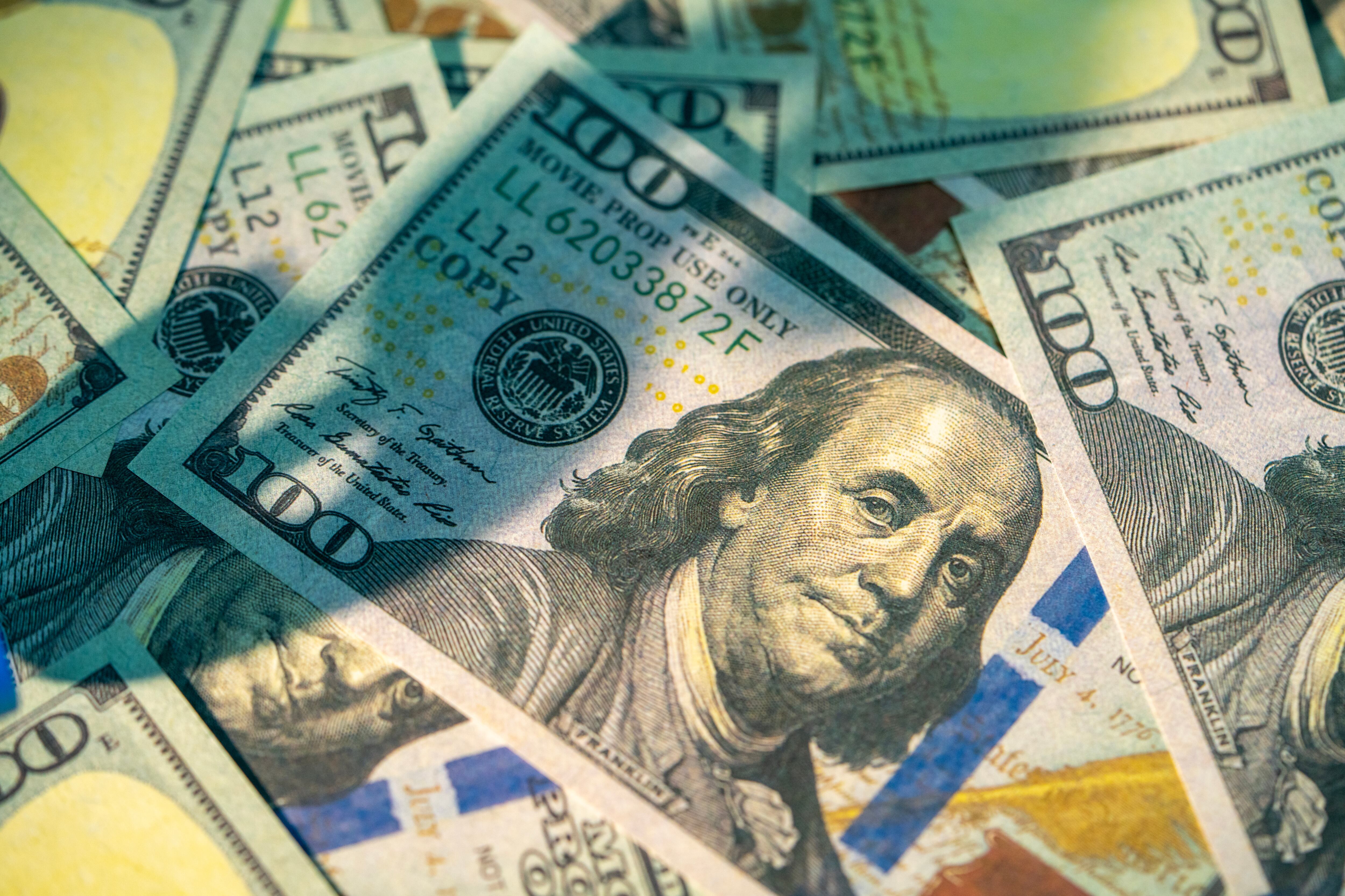 Multiple one hundred dollar bills featuring benjamin franklin are scattered and overlapping, (Credito: Witthaya Prasongsin /Getty imagenes)