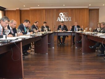 De izquierda a derecha: Juan Caicedo, Pdte Cámara de infraestructura; Luis Londoño, Pdte Asocaña; Javier Díaz, Pdte de Analdex; Juan Correa, Presidente de Cotelco; Luis Echeverri, Presidente de la ANDI; Sergio Jaramillo, Alto Comisionado para la Paz.