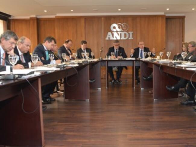 De izquierda a derecha: Juan Caicedo, Pdte Cámara de infraestructura; Luis Londoño, Pdte Asocaña; Javier Díaz, Pdte de Analdex; Juan Correa, Presidente de Cotelco; Luis Echeverri, Presidente de la ANDI; Sergio Jaramillo, Alto Comisionado para la Paz.