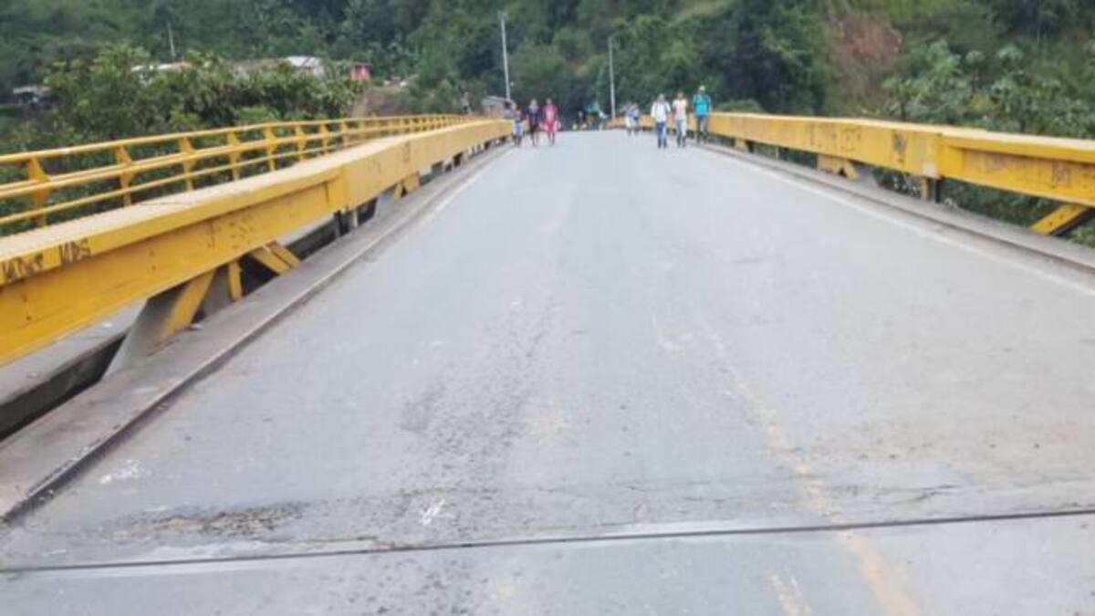 Dos horas más se demora el viaje a Antioquia por cierre de puente en Irra
