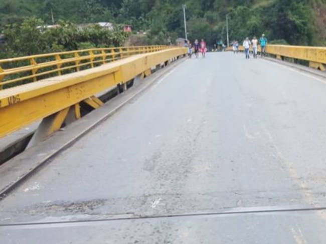 Dos horas más se demora el viaje a Antioquia por cierre de puente en Irra