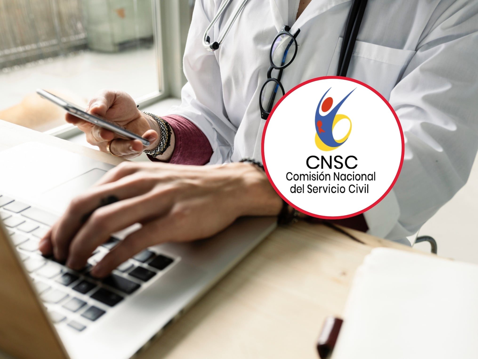 Médico utilizando un computador portátil y teléfono celular para visitar el internet (Crédito: Getty Images). A la derecha se encuentra el logo de la Comisión Nacional del Servicio Civil