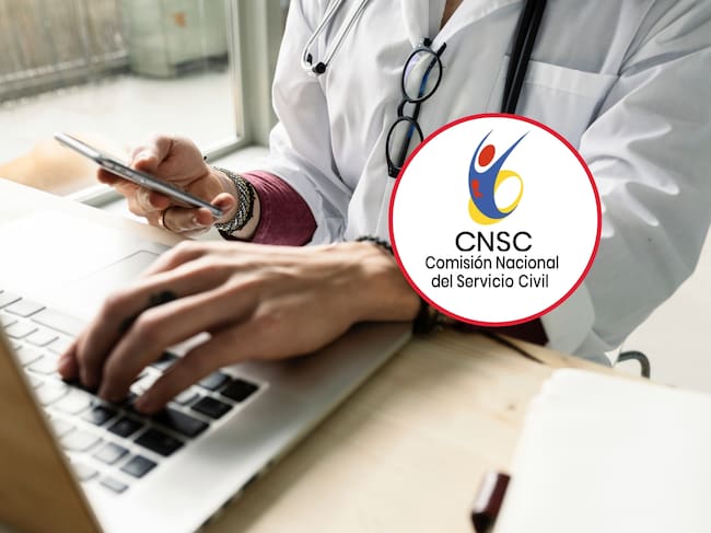 Médico utilizando un computador portátil y teléfono celular para visitar el internet (Crédito: Getty Images). A la derecha se encuentra el logo de la Comisión Nacional del Servicio Civil