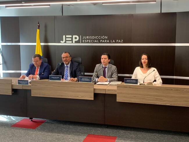Magistrados de la JEP, Alejandro Ramelli, Oscar Parra, Catalina Díaz y el presidente de esta justicia, Roberto Vidal.
