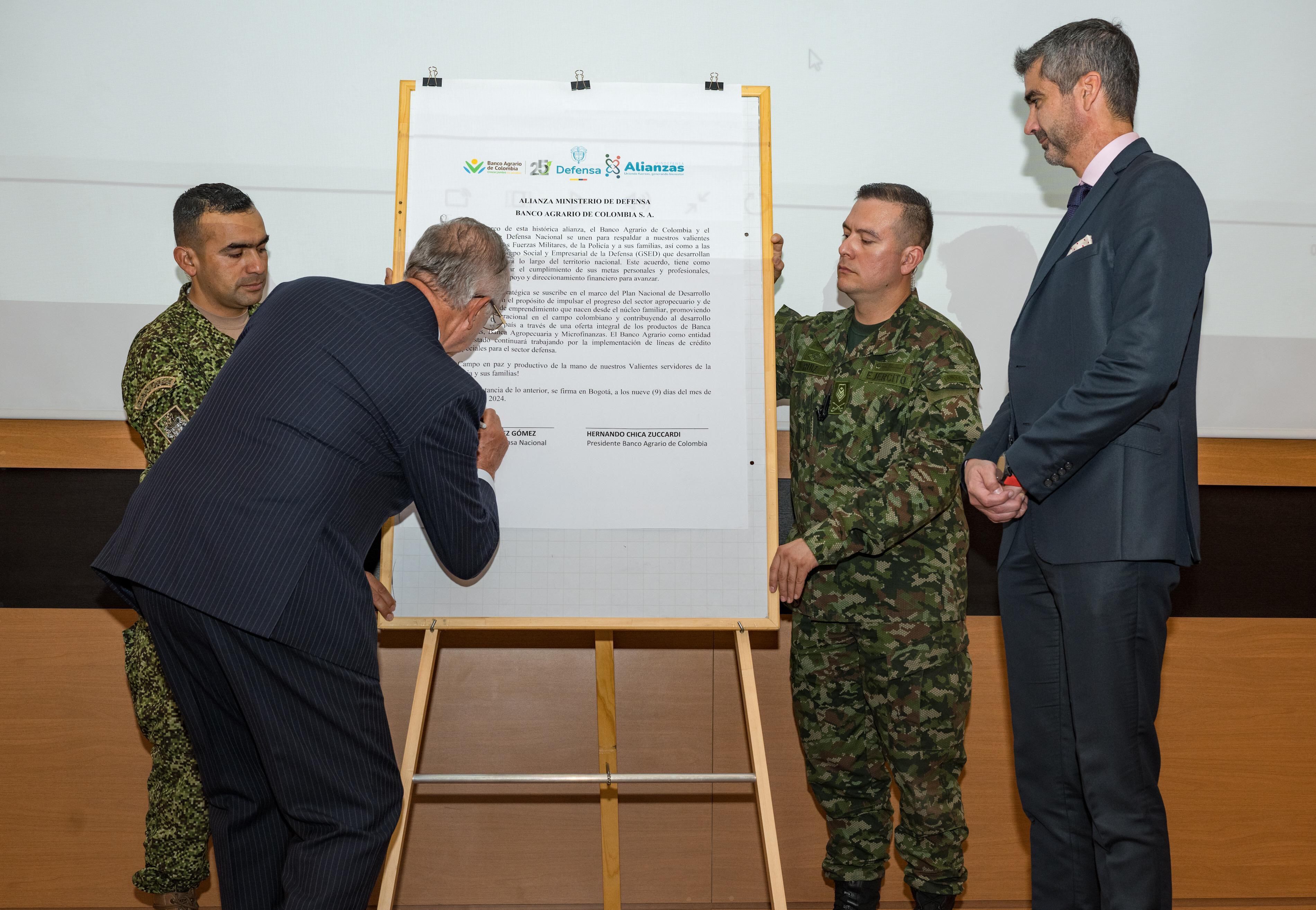 MinDefensa firma convenio con Banco Agrario