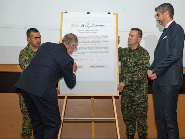 MinDefensa firma convenio con Banco Agrario