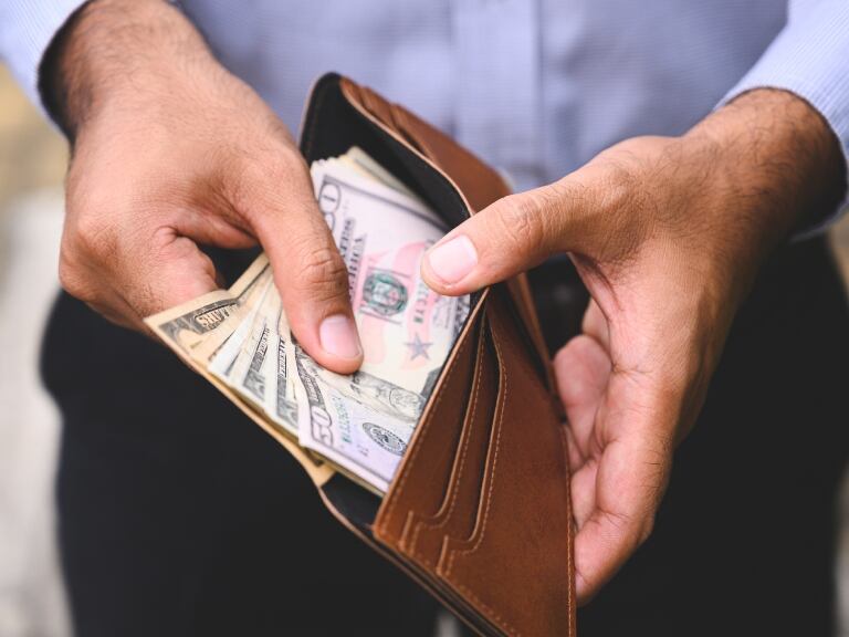 Billetera con dólares/ Foto de referencia: Getty Images