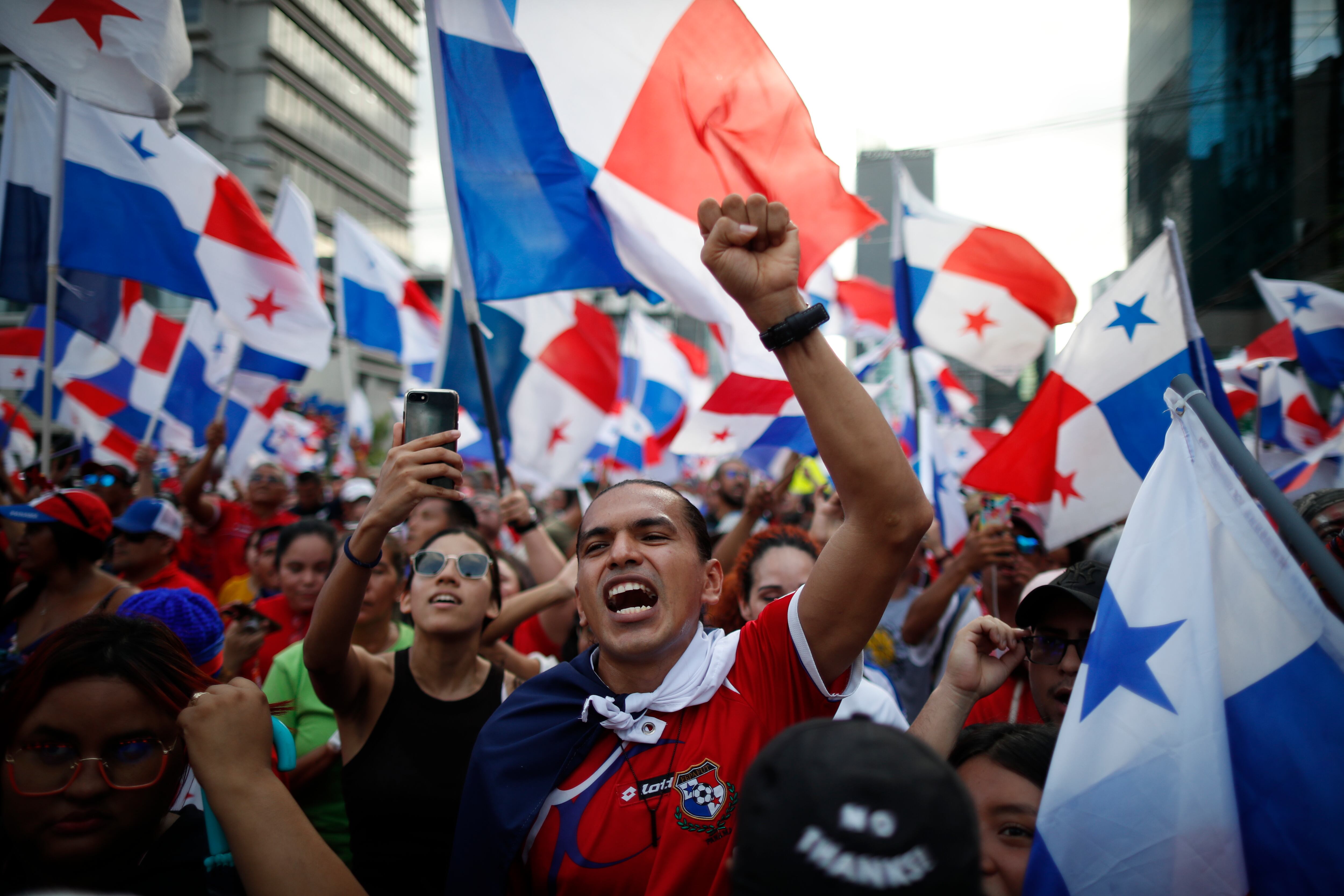 .FOTODELDÍA- AME489. CIUDAD DE PANAMÁ (PANAMÁ), 28/11/2023.- Decenas de personas celebran el fallo de la Corte Suprema de Justicia que declaró "inconstitucional" el contrato ley entre el Estado y Minera Panamá, filial de la canadiense First Quantum Minerals (FQM), hoy, en Ciudad de Panamá (Panamá). El presidente de Panamá, Laurentino Cortizo, anunció este martes que en cuanto reciban la comunicación formal del fallo de la Corte Suprema de Justicia que declaró "inconstitucional" el contrato ley entre el Estado y Minera Panamá, filial de la canadiense First Quantum Minerals (FQM), lo publicarán en la Gaceta Oficial y se iniciará el proceso para "un cierre ordenado y seguro" de la mina. EFE/ Bienvenido Velasco