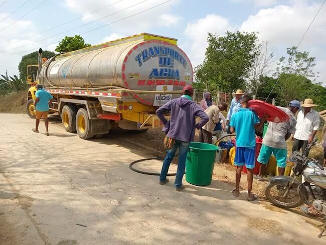Las personas de la región Caribe abasteciéndose de agua