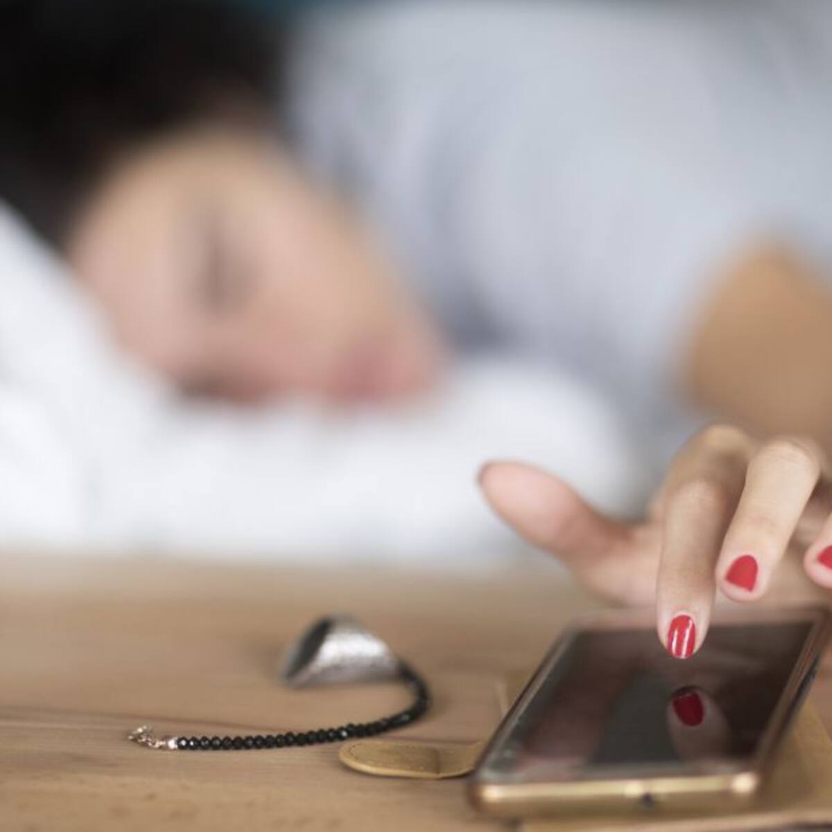 ¿Por qué nos levantamos un minuto antes de que suene la alarma?