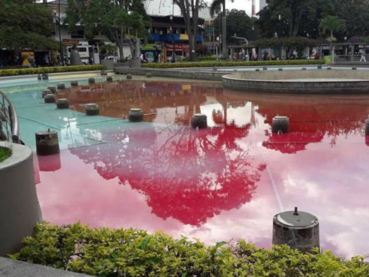 El Parque El Lago amaneció con el agua pintada de rojo